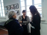 claudia palma davanti alle foto d famiglia, con simona